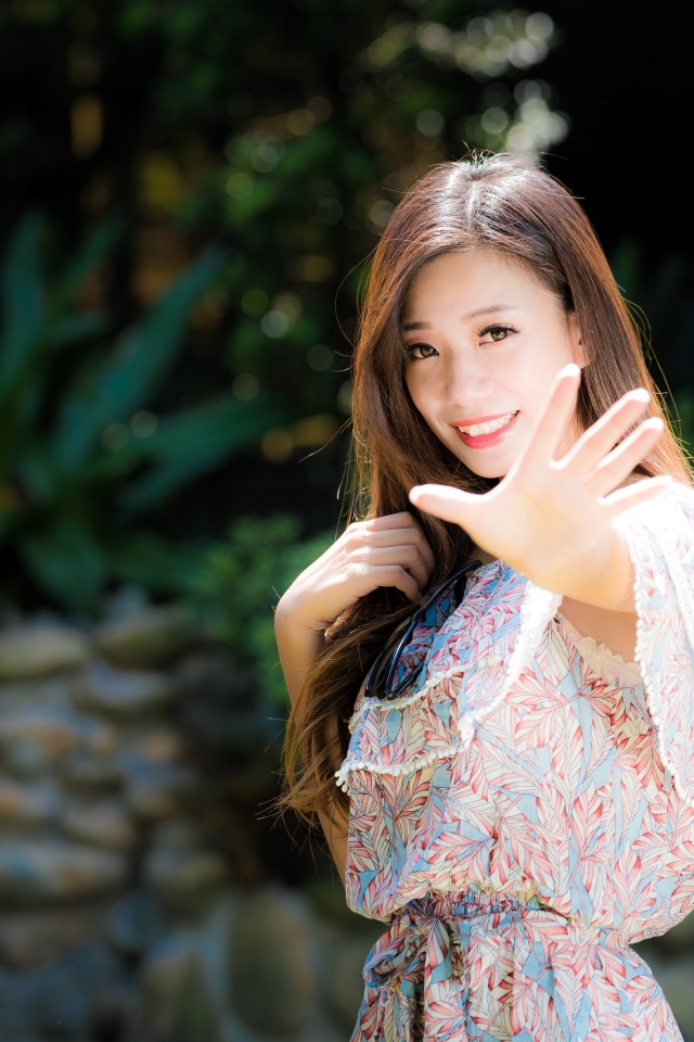 Милая девушка азиатка в летнем платье