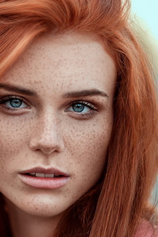Рыжеволосая девушка голубоглазая девушка с веснушками 