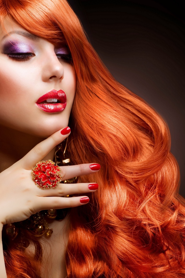 Рыжеволосая девушка с красивыми украшениями