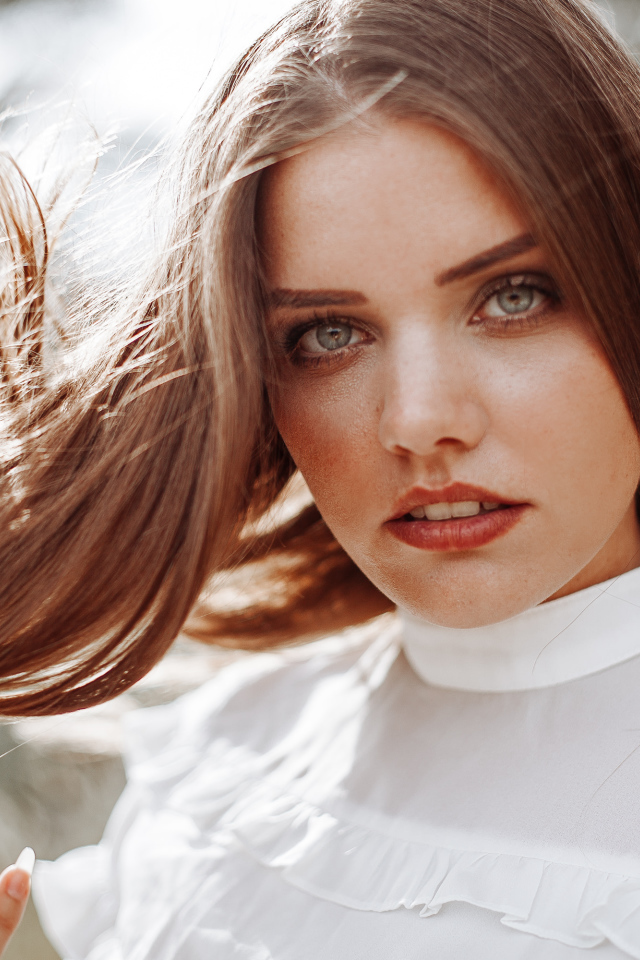 Рыжеволосая девушка с распущенными длинными волосами