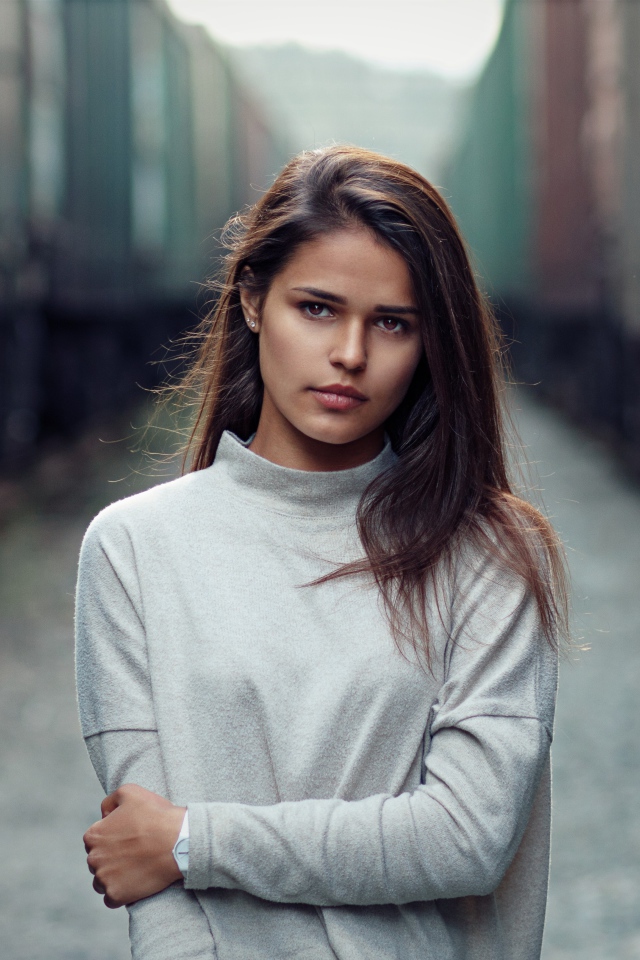 Грустная шатенка с карими глазами