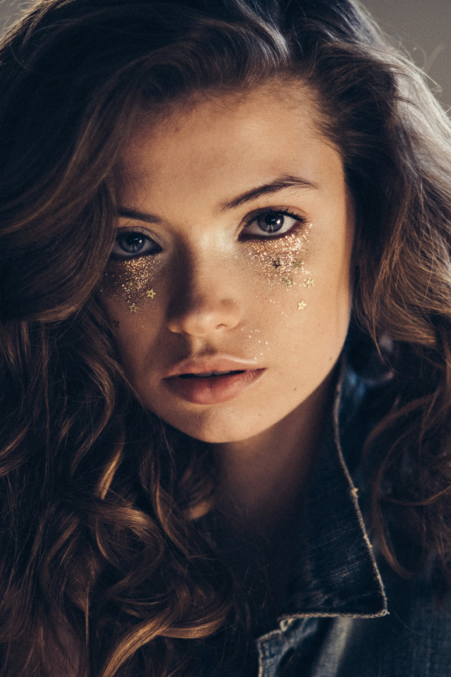 Грустная шатенка в жилетке 