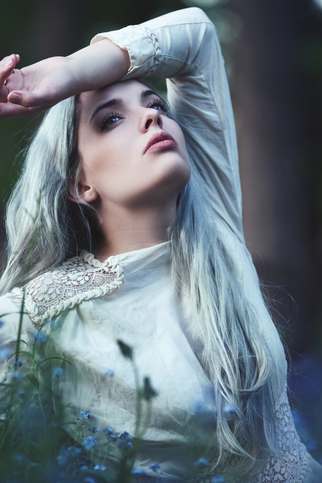 Грустная молодая блондинка в голубых цветах