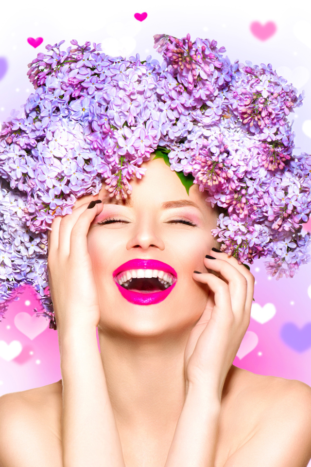 Улыбающаяся девушка с цветами сирени на голове