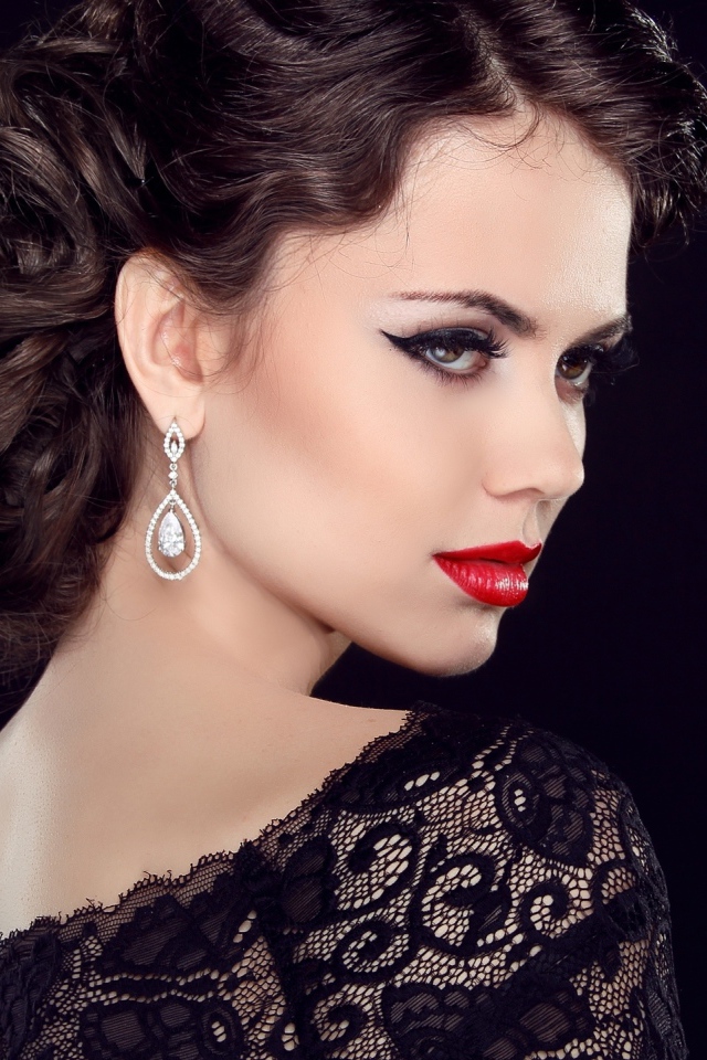 Эффектная брюнетка с ярким макияжем в черном платье