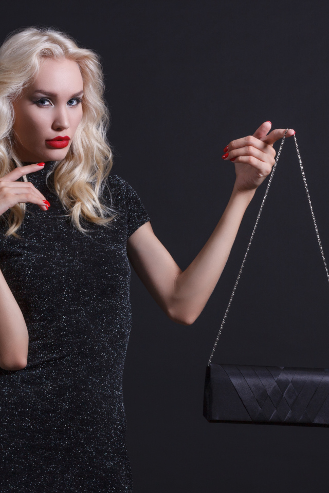 Стильная блондинка с черной сумочкой