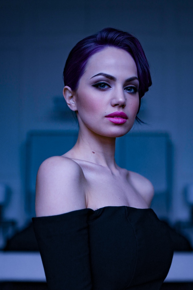 Стильная голубоглазая девушка с красивым макияжем