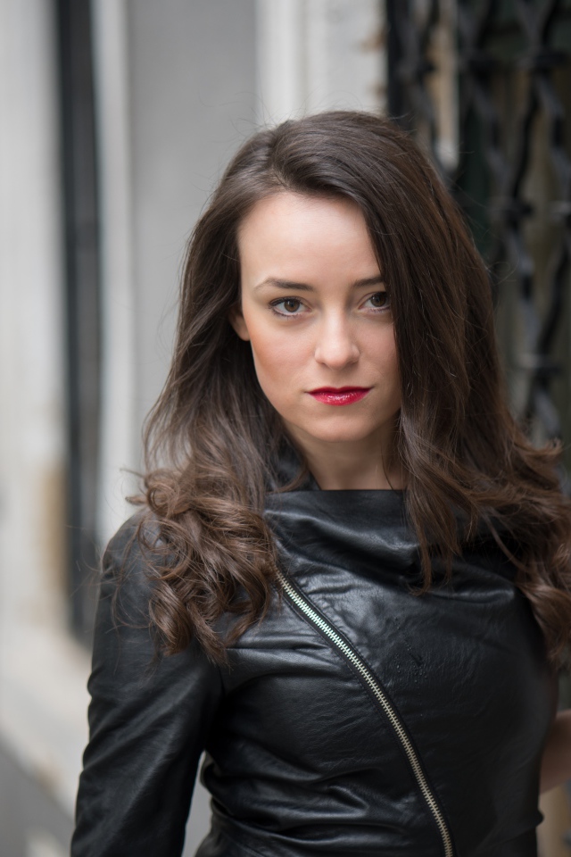 Стильная девушка брюнетка в черной кожаной куртке