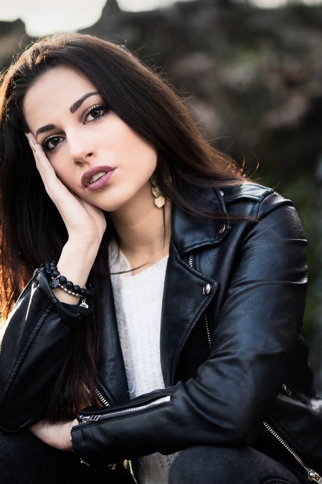 Стильная брюнетка в черной кожаной куртке