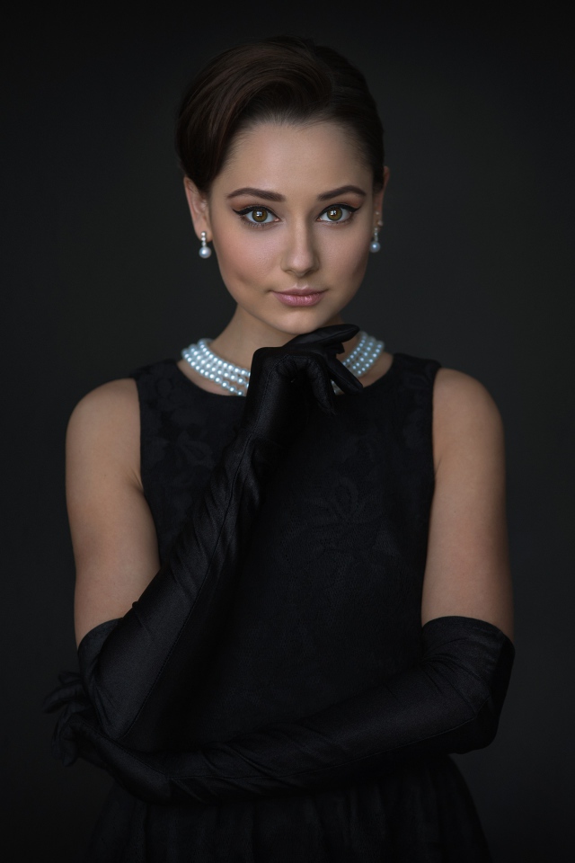 Стильная девушка в маленьком черном платье