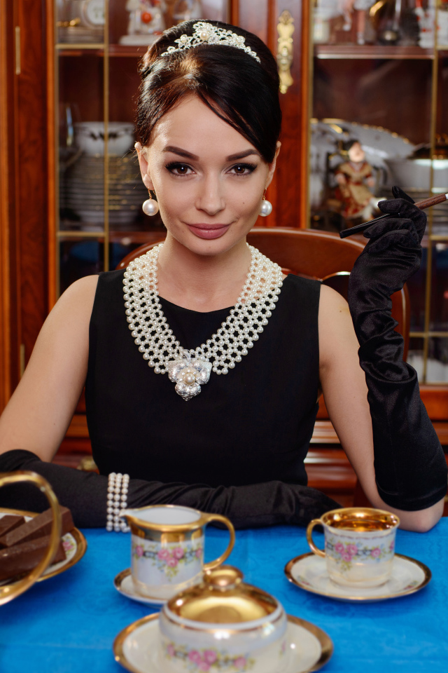 Стильная девушка в ретро стиле за столом с чаем