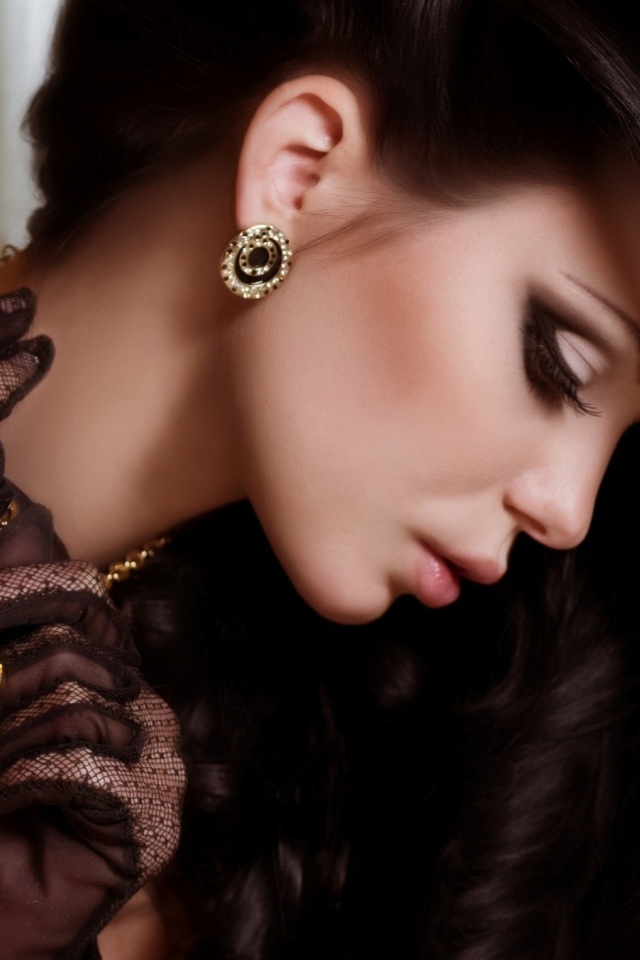 Стильная длинноволосая брюнетка с дорогими украшениями