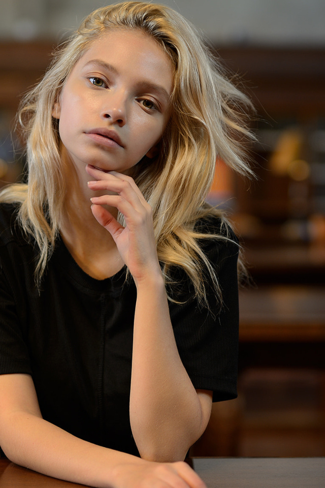 Нежная девушка блондинка в библиотеке