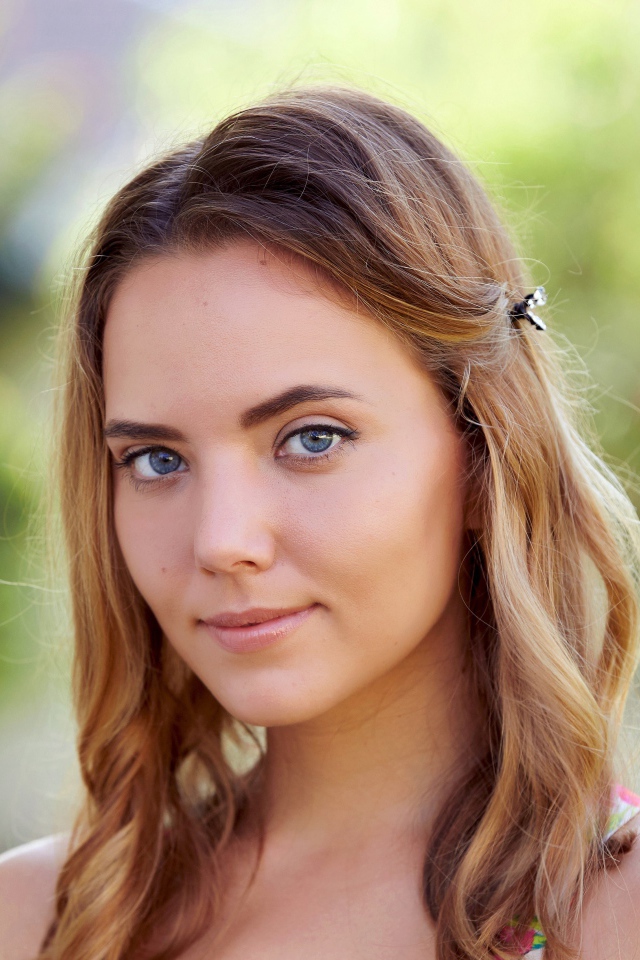 Нежная голубоглазая шатенка с заколкой в волосах 