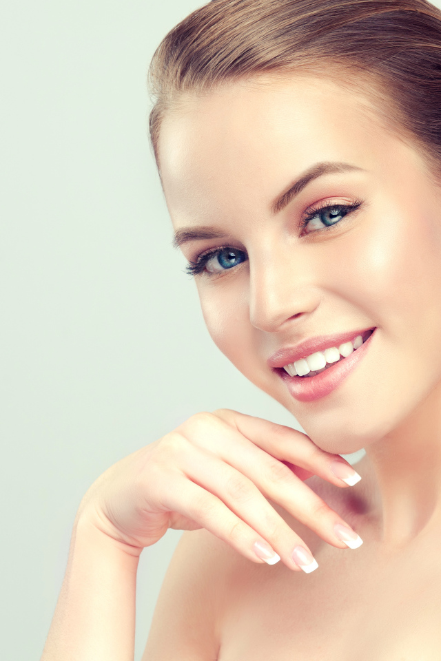 Нежная голубоглазая девушка с красивой улыбкой 