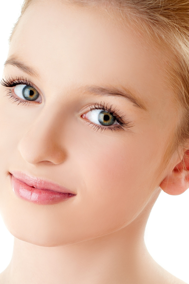 Нежная милая девушка лицо крупным планом на белом фоне