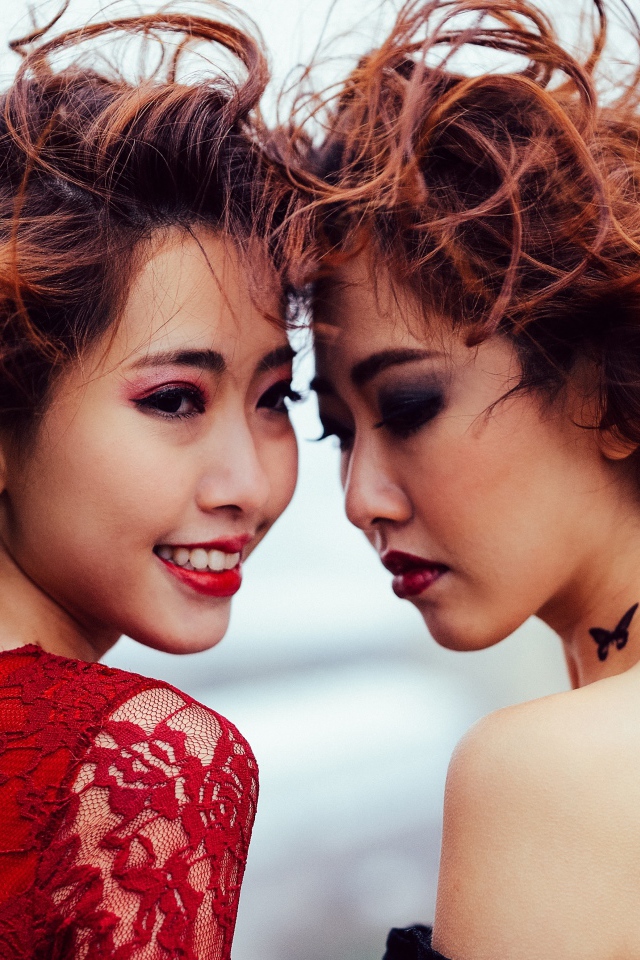 Две девушки азиатки с ярким макияжем 