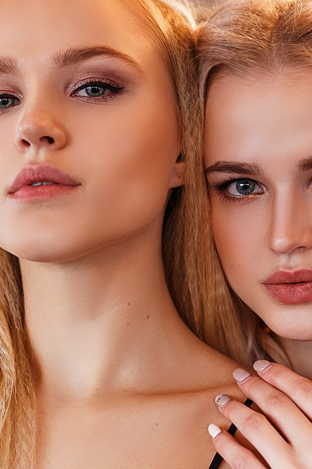 Две красивые голубоглазые девушки близняшки 