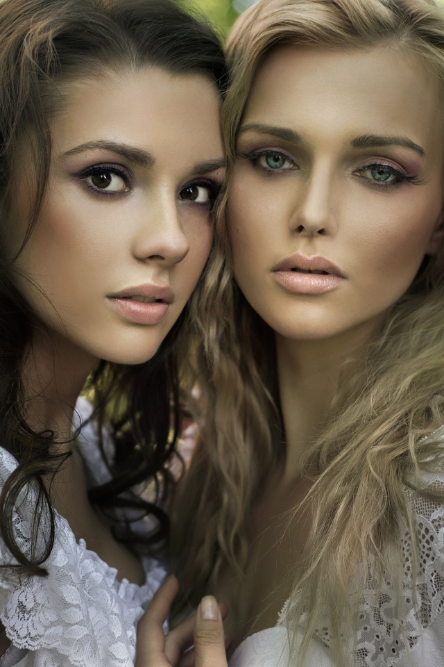 Две красивые девушки в белых платьях