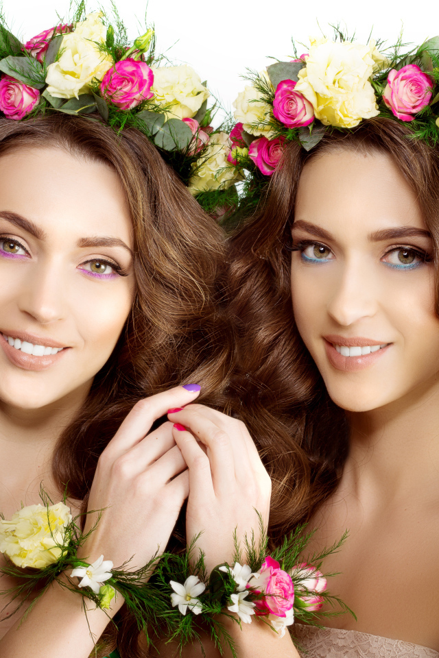 Две красивые девушки близняшки с венками на голове