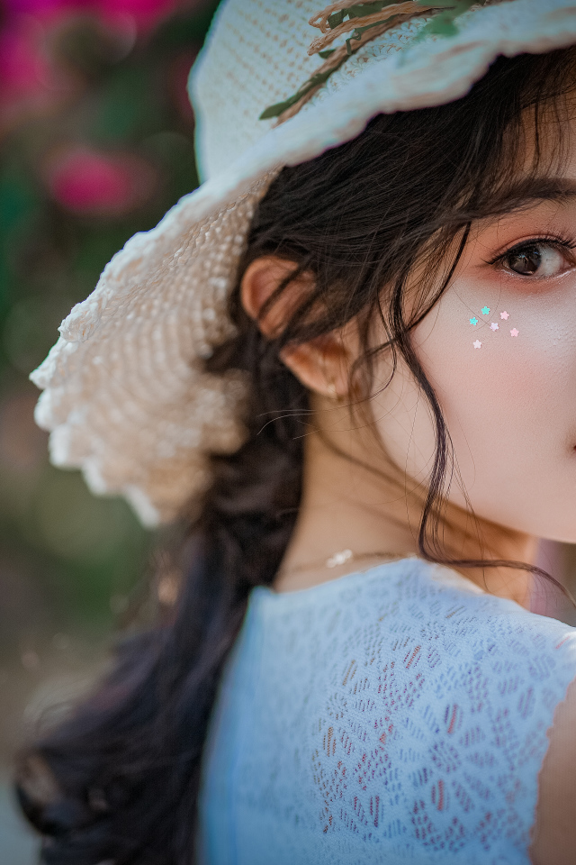 Молодая азиатка с соломенной шляпе 