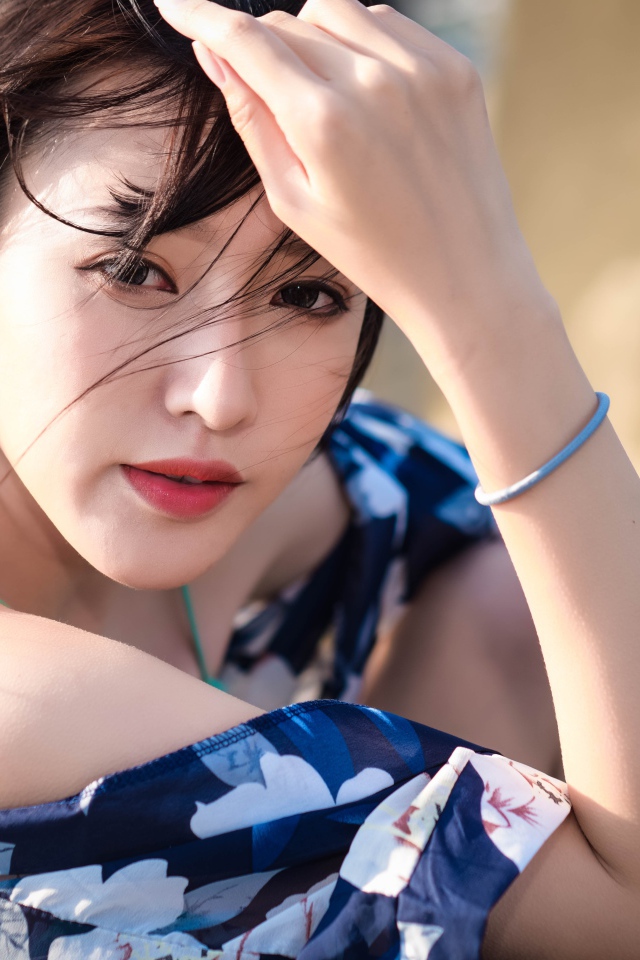 Молодая азиатка в лучах солнца