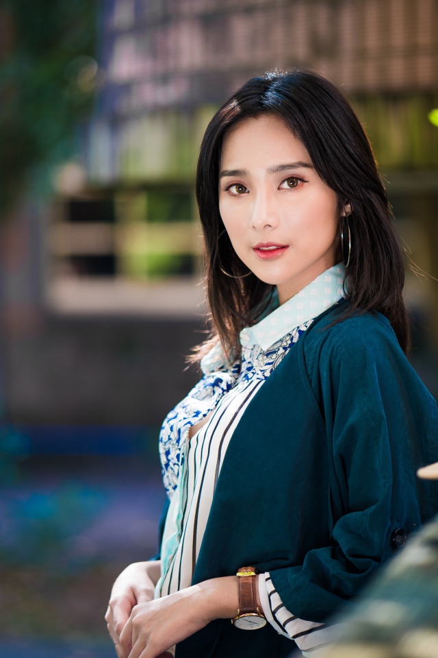 Молодая девушка азиатка со шляпой 