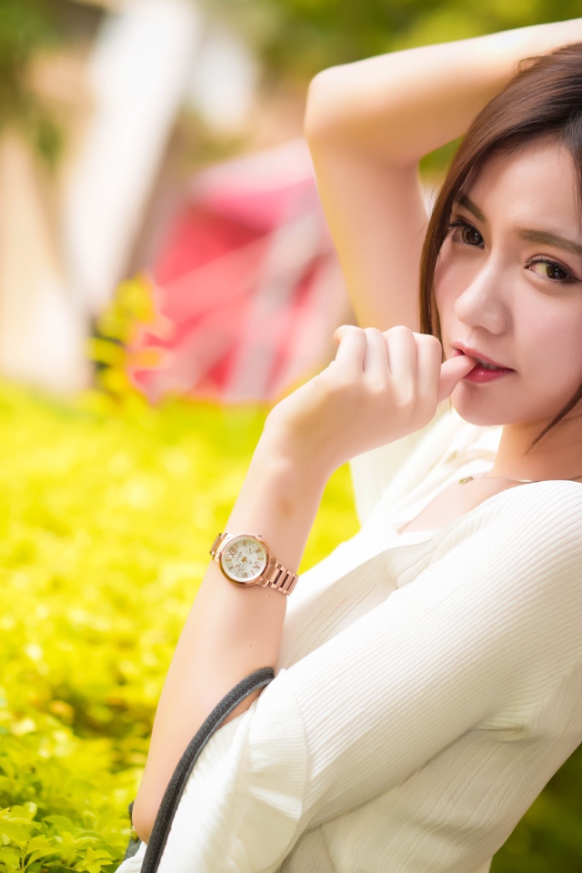 Молодая азиатка с часами на руке