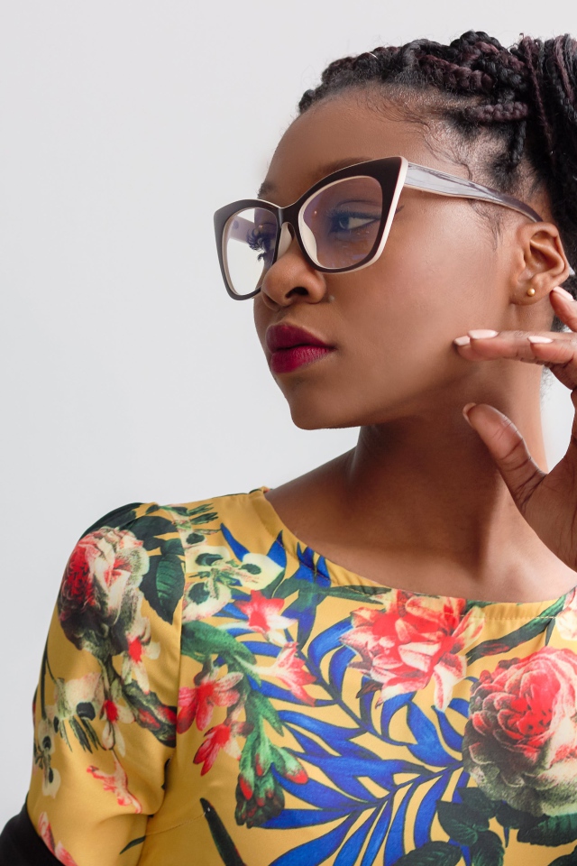 Молодая красивая темнокожая девушка в очках 