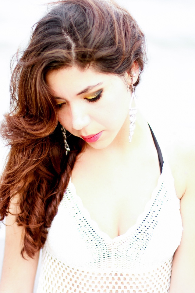 Молодая красивая девушка в белом