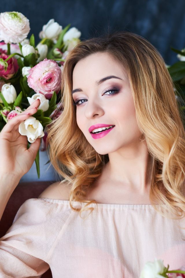 Молодая красивая девушка с нежными букетами цветов