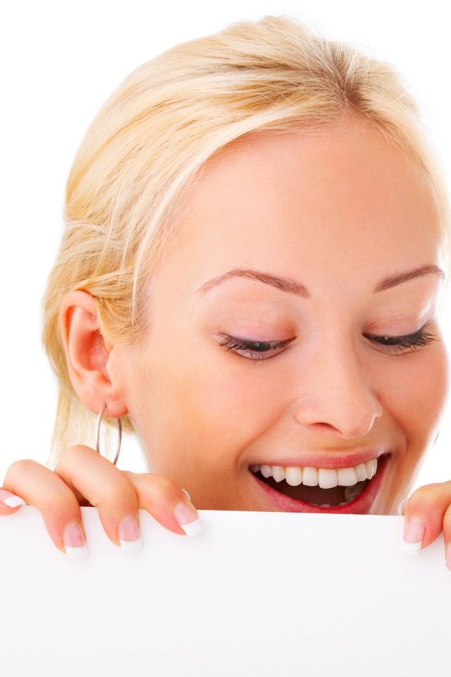 Молодая блондинка с красивой улыбкой на белом фоне