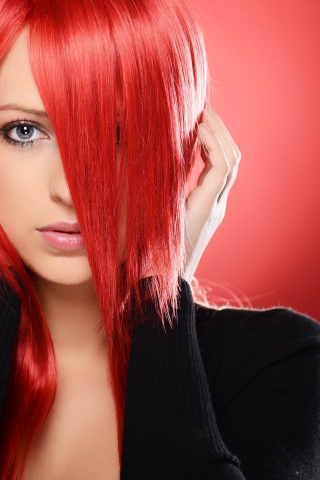 Молодая голубоглазая девушка с крашеными волосами