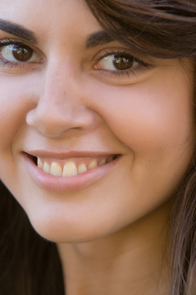 Молодая кареглазая брюнетка с очаровательной улыбкой