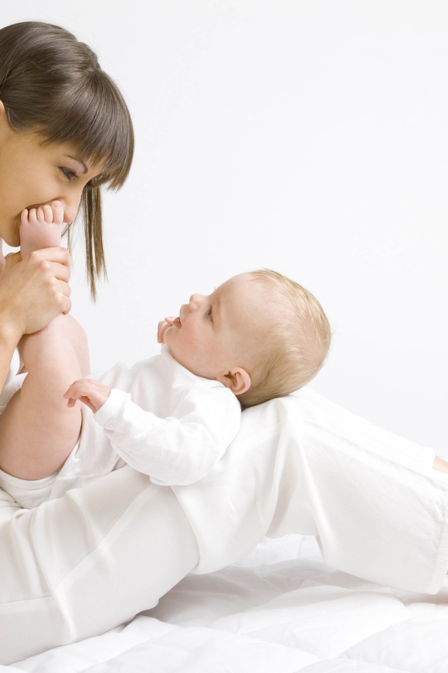 Молодая девушка в белом с младенцем