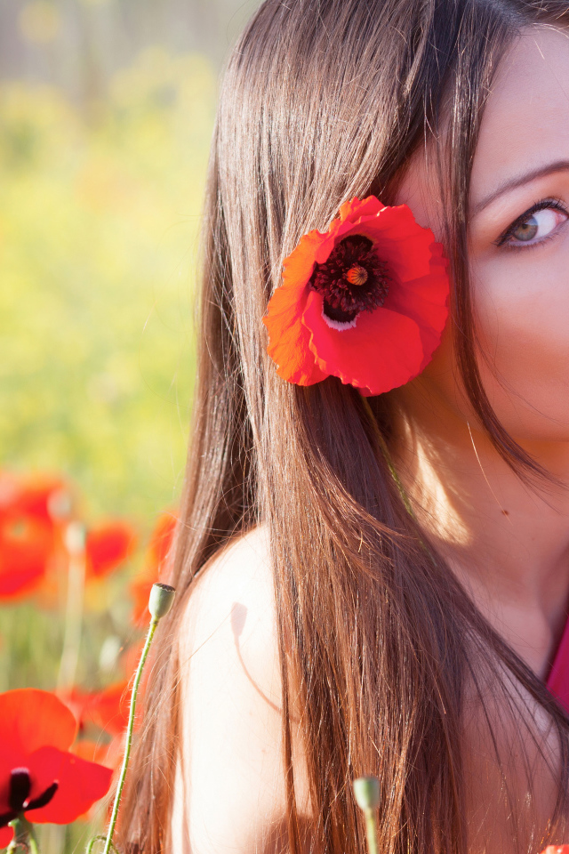 Молодая девушка с цветком красного мака в волосах