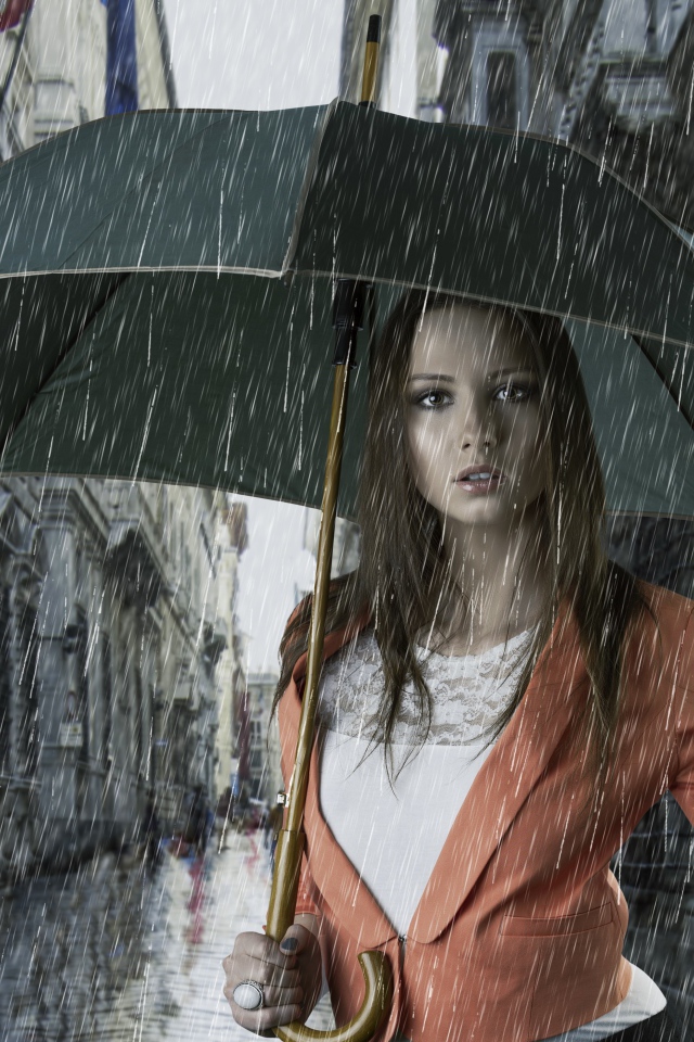 Молодая девушка с зонтом под дождем