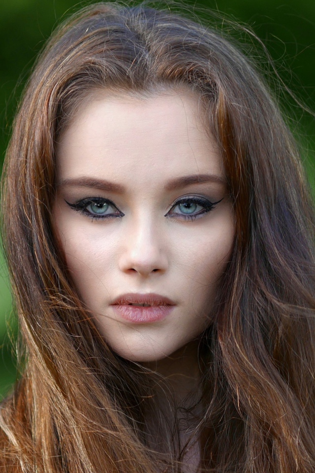 Молодая девушка с красивыми накрашенными глазами 