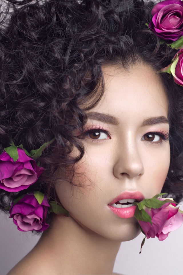 Молодая девушка с кудрявыми волосами с розами