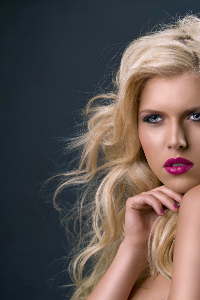 Молодая эффектная голубоглазая блондинка