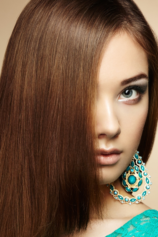 Молодая эффектная девушка с бирюзовыми серьгами