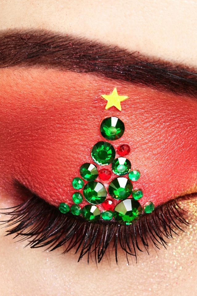 Елка из стразов на веке у девушки