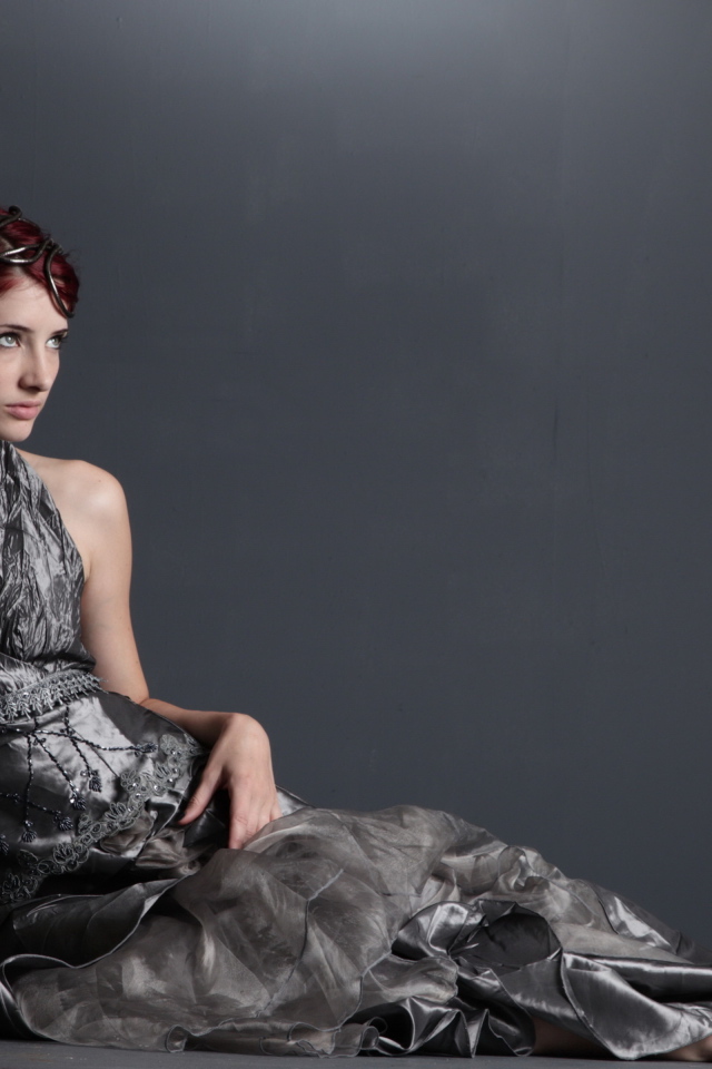 Американская модель Сьюзен Коффи в красивом платье на сером фоне