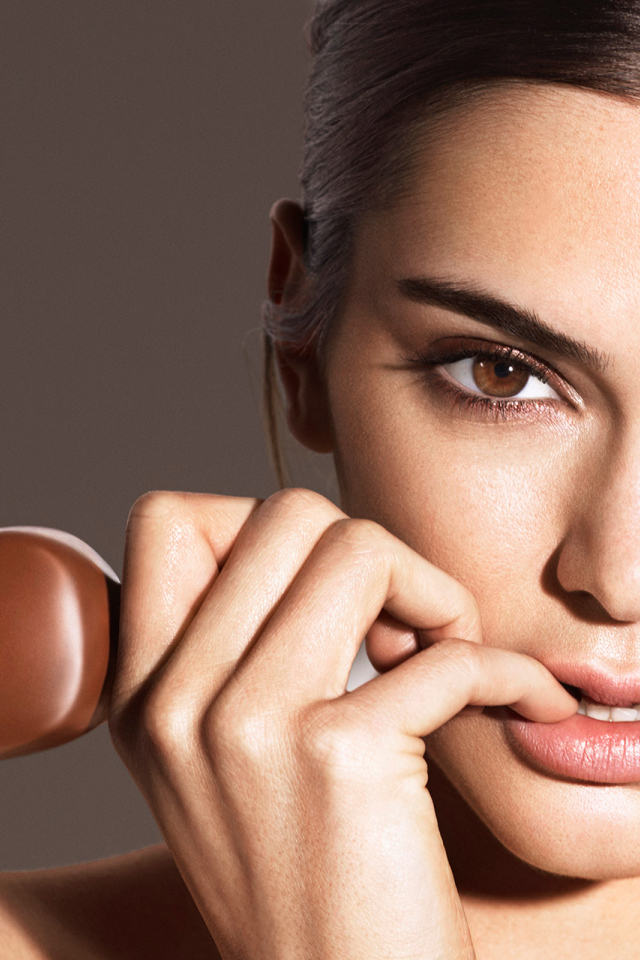 Американская топ модель Кендалл Дженнер с мороженым в руках