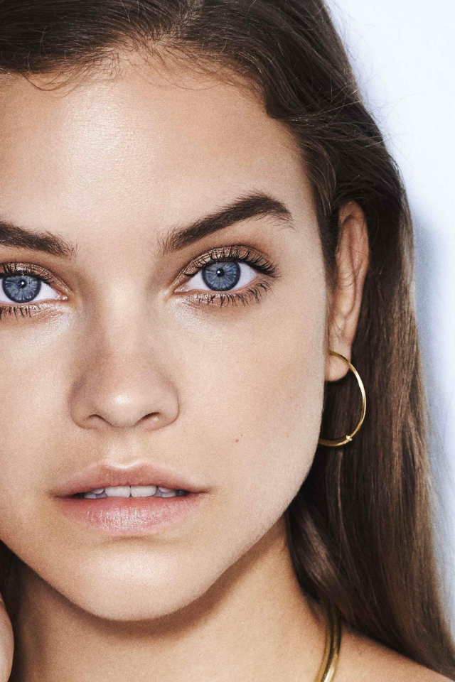 Красивая голубоглазая девушка шатенка, модель Барбара Палвин