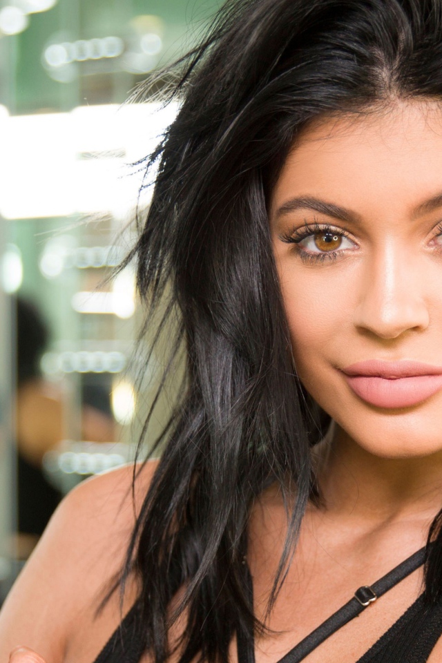 Красивая брюнетка, модель Кайли Дженнер с собакой