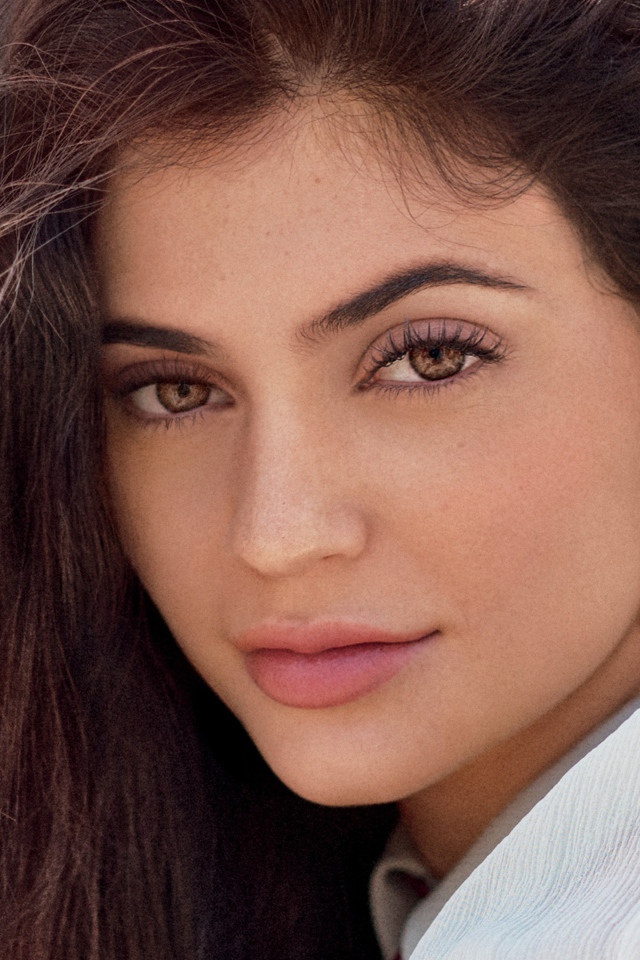 Кареглазая брюнетка модель Кайли Дженнер