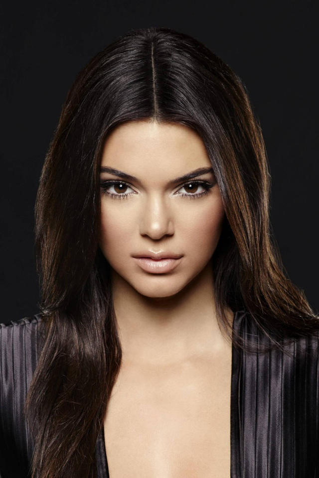 Горячая брюнетка, модель Кендалл Дженнер фото на черном фоне