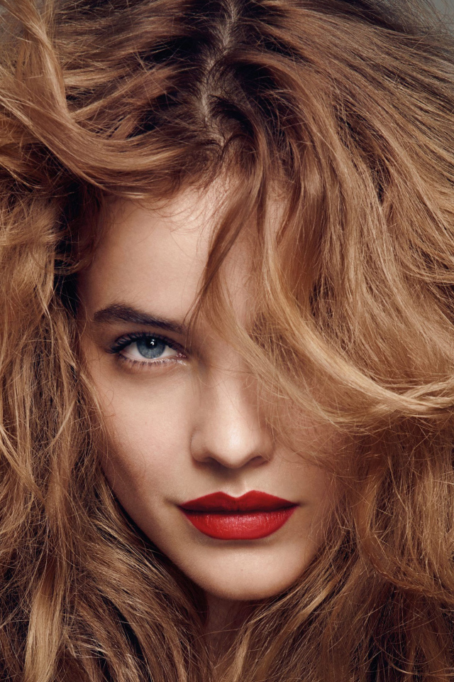 Модель Барбара Палвин с растрепанными волосами