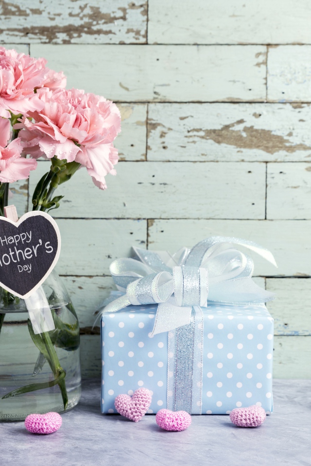 Букет розовых гвоздик и подарок на День матери 